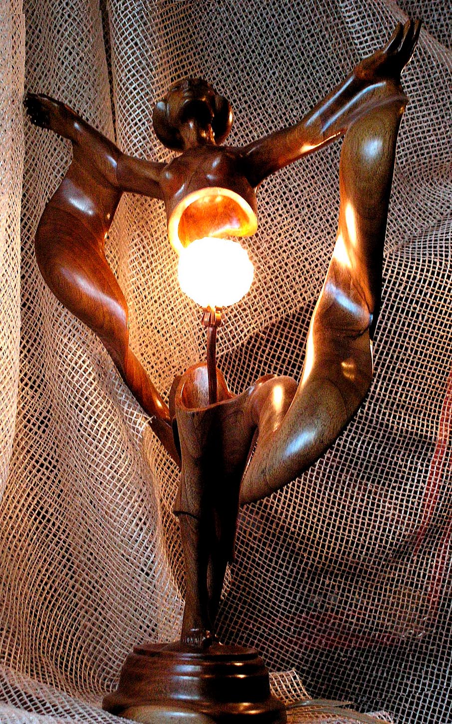 «Несущая свет». Скульптурный светильник.