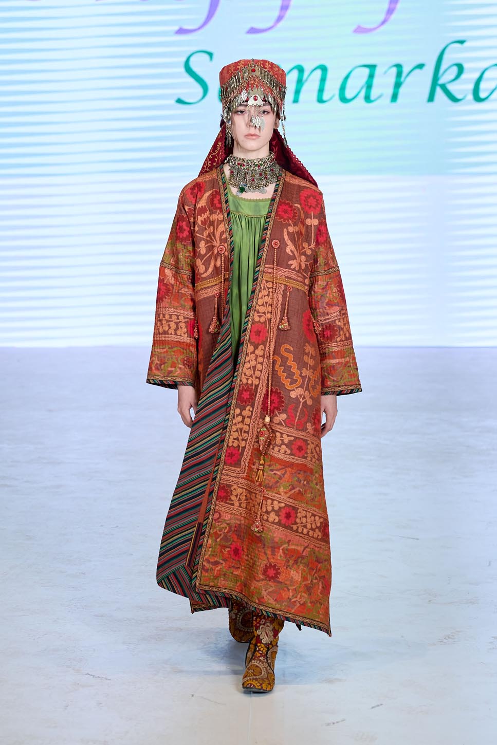 Елена Ладик, основатель и главный
  дизайнер галереи «HAPPY
  BIRD,
  коллекция
  стилизованного костюма «Под покровом небес», Узбекистан, г. Самарканд