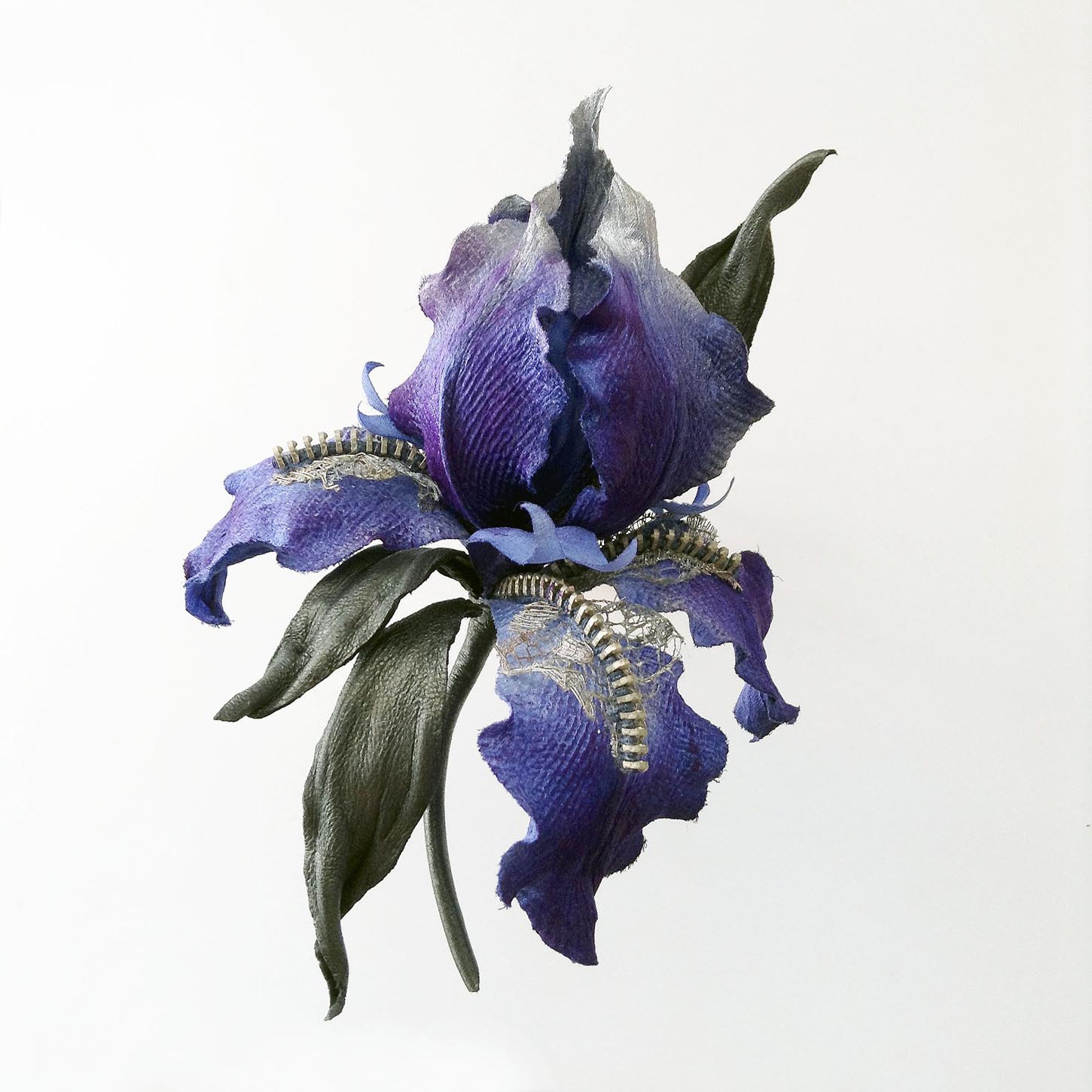 Брошь – Ирис «Эдмон» в смешанной технике 

В этом цветке использованы несколько фактур - шелк,
кожа, кружево и металлическая молния.