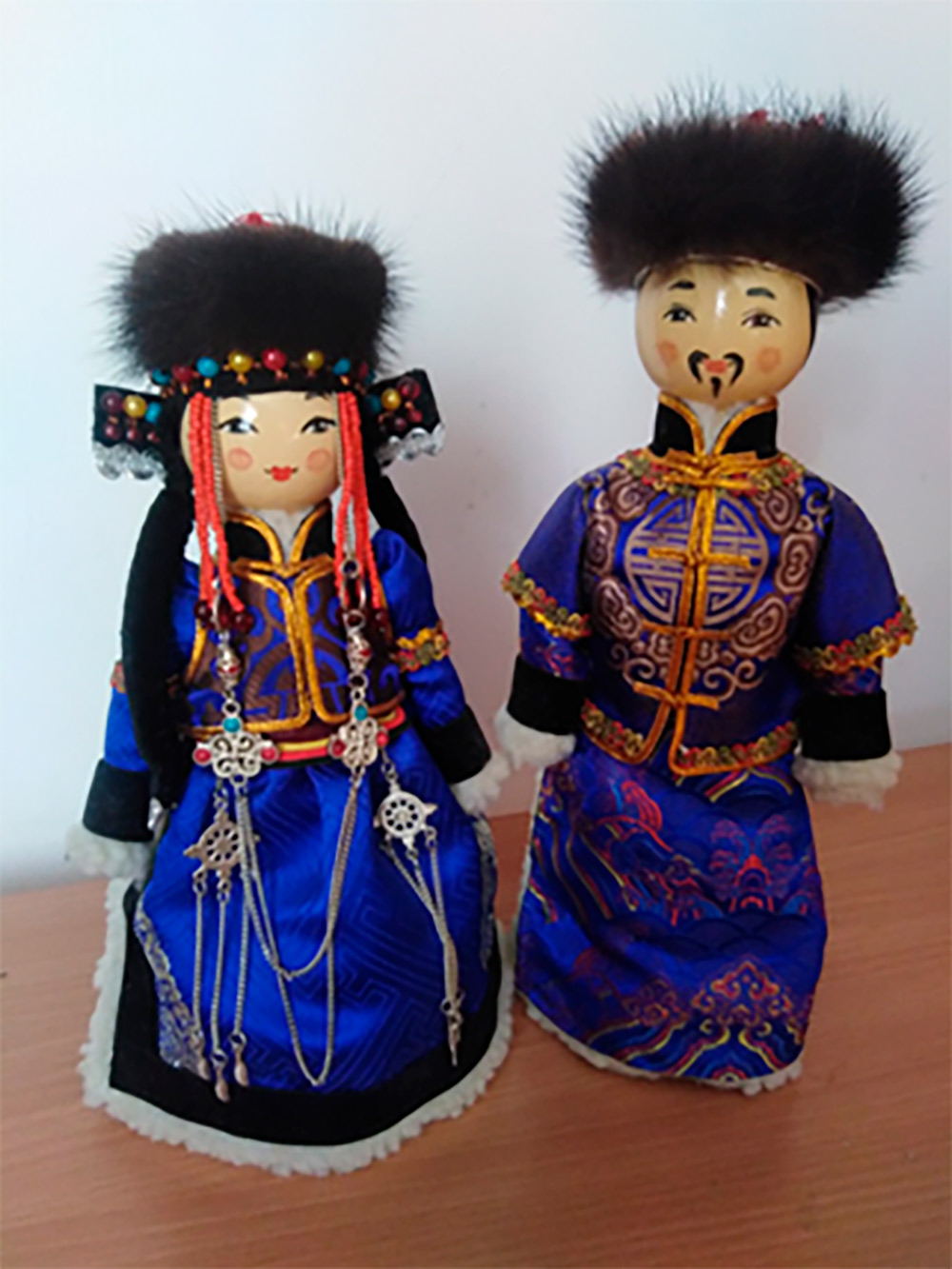 Сувенирные
  куклы в бурятской традиционной одежде
  
  
  Материал:
  дерево, текстиль, шитье, роспись