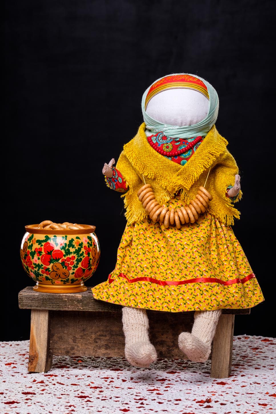 Кукла
  с баранками в народном костюме
  
  
  Ситец, шерсть,
  атлас, 73 см, скрутка