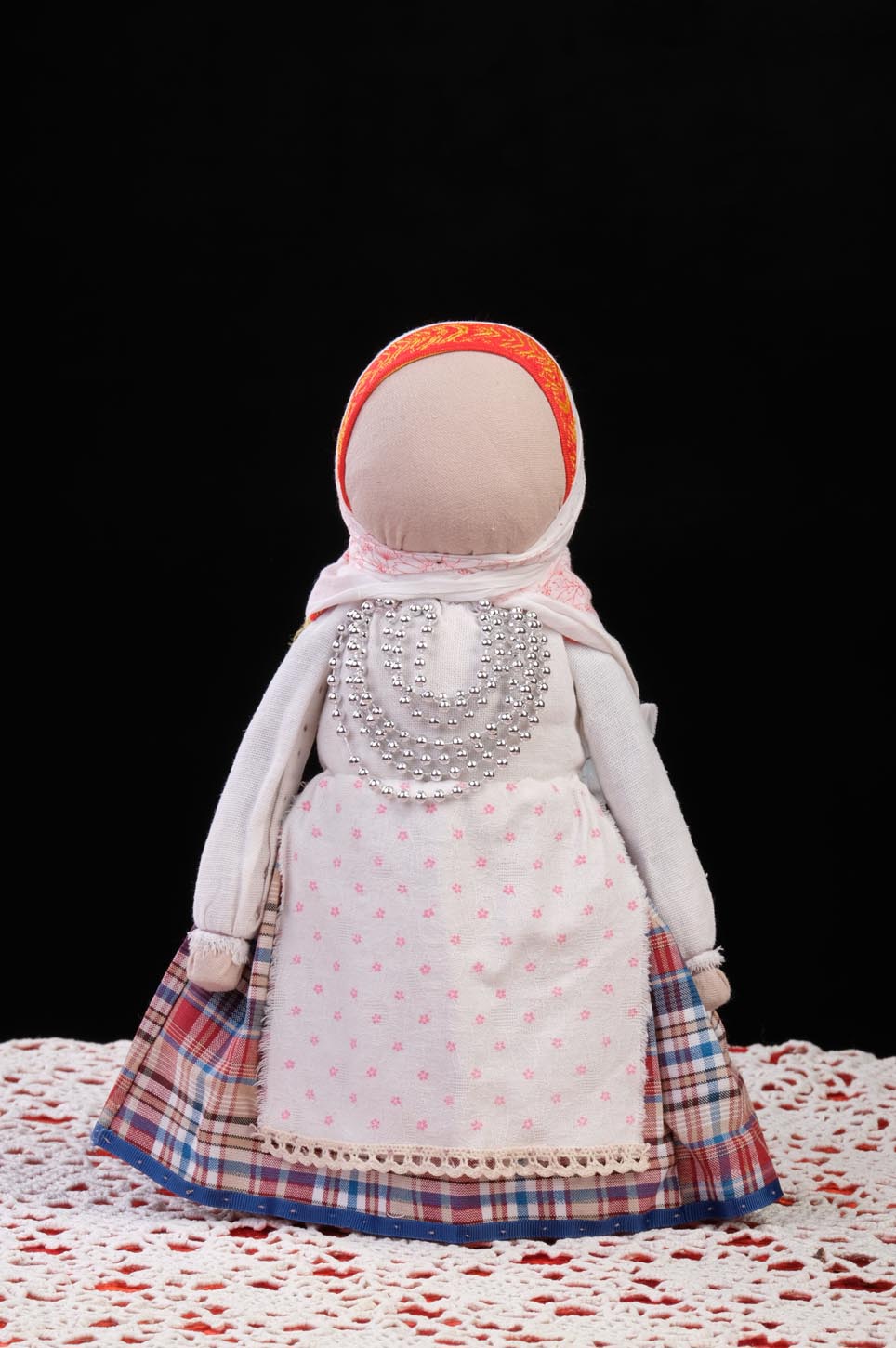Кукла
  с бусами в стилизованном тамбовском костюме
  
  
  Ситец, бязь,
  лен, 43 см, кукла-столбушка