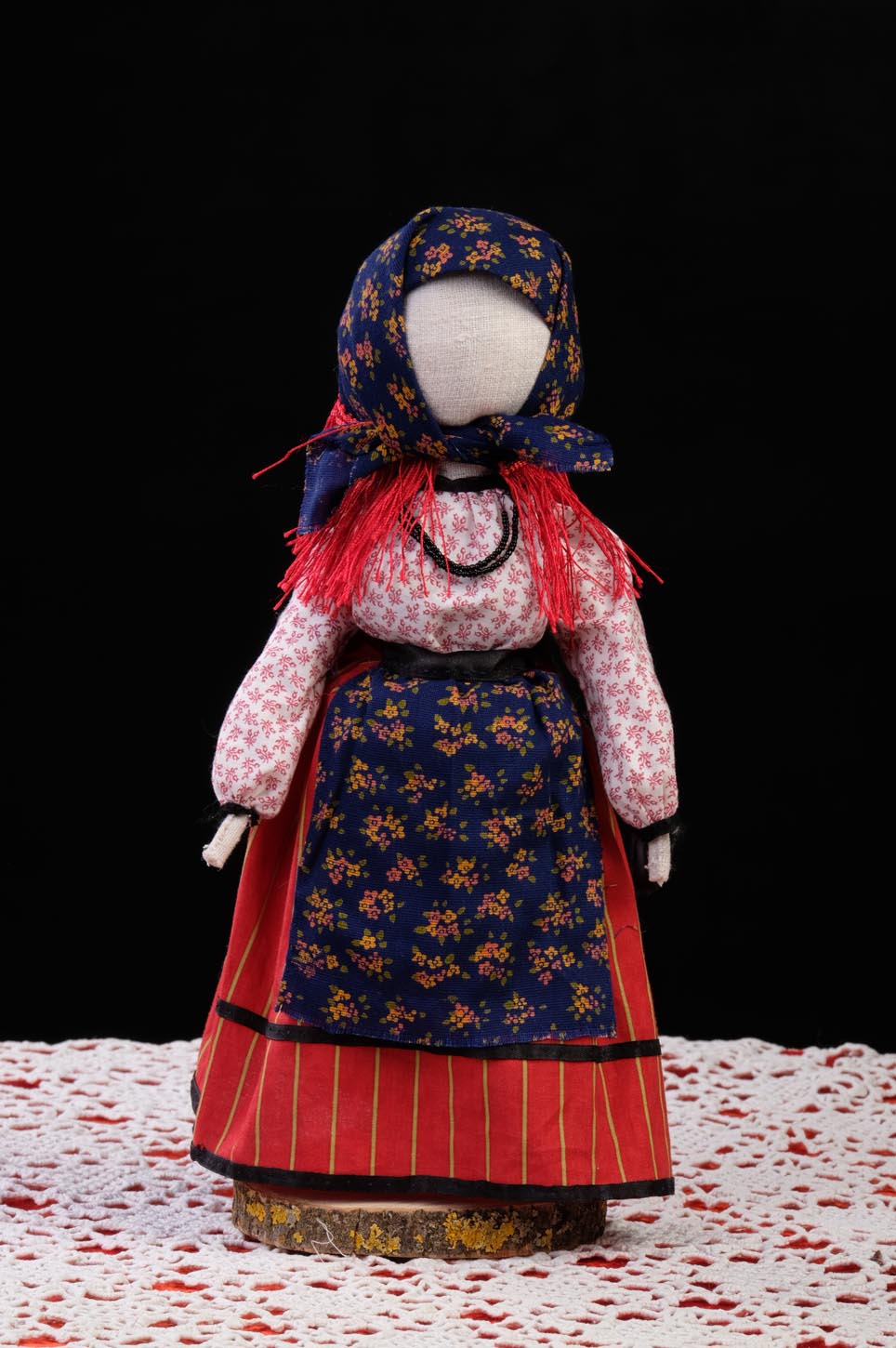 Кукла
  в костюме молодой женщины Тамбовской губернии
  
  
  Ситец, бязь,
  лен, бисер, атлас, 41см, кукла-столбушка