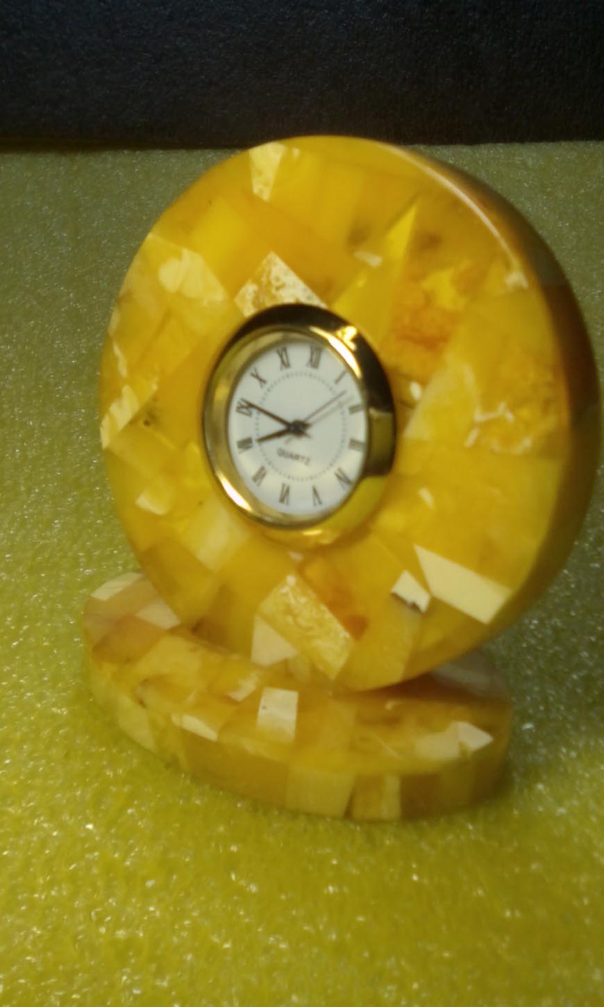 Часы круглыеНатуральный янтарьВыполнены методом флорентийской мозаики.