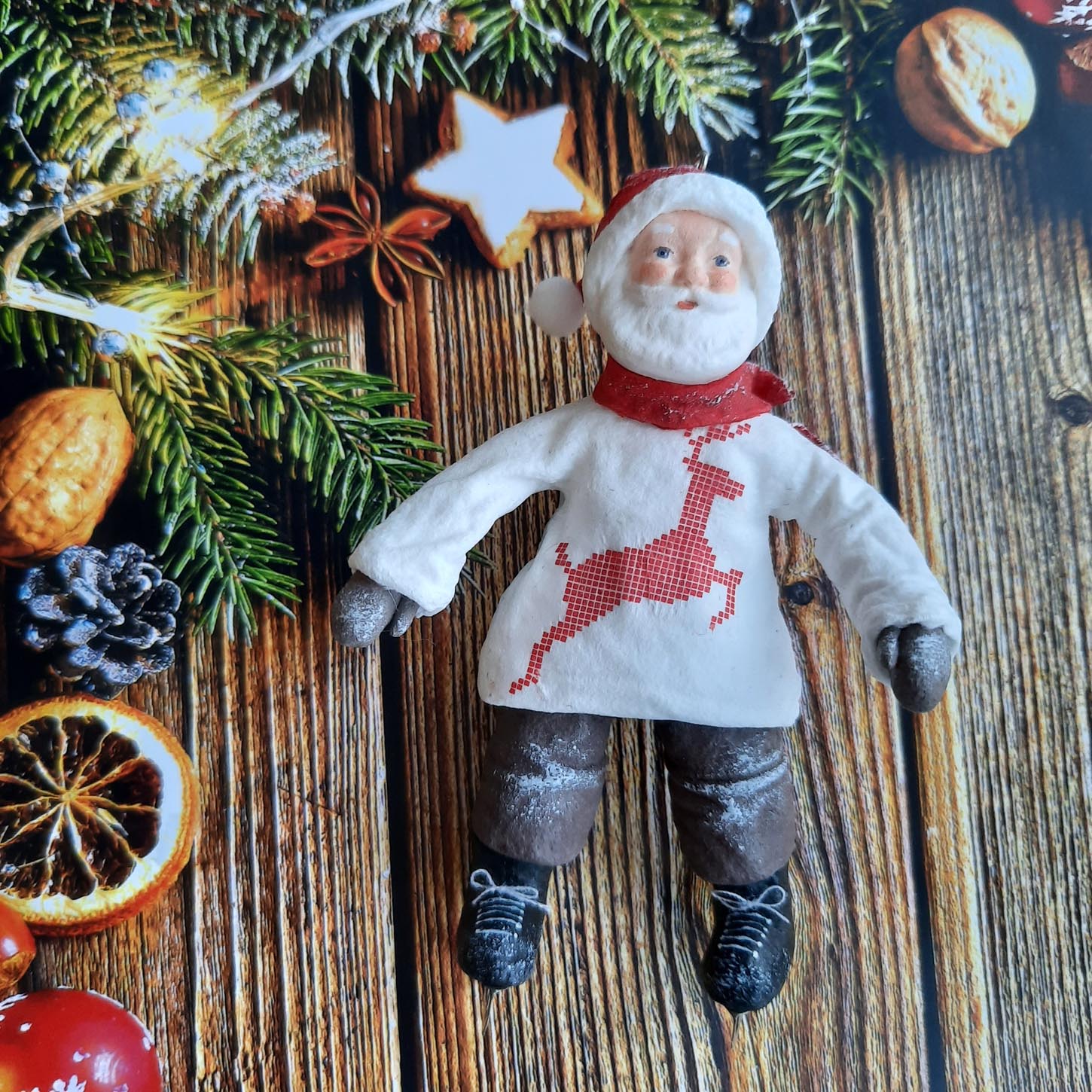 Дед мороз спешит
  на елку
  
  
  Материалы: вата,
  клейстер, акриловые краски, полимерная глина.
  Размер игрушки:
  11,5  см.