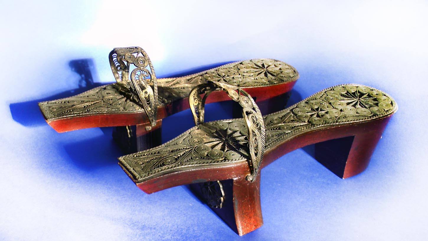 Деревянные туфельки (чопины),	 Central Asia. Изготавливались они из дерева, а иногда украшали серебряными кружевами. Середина 20-го в.в. Ручная работа.